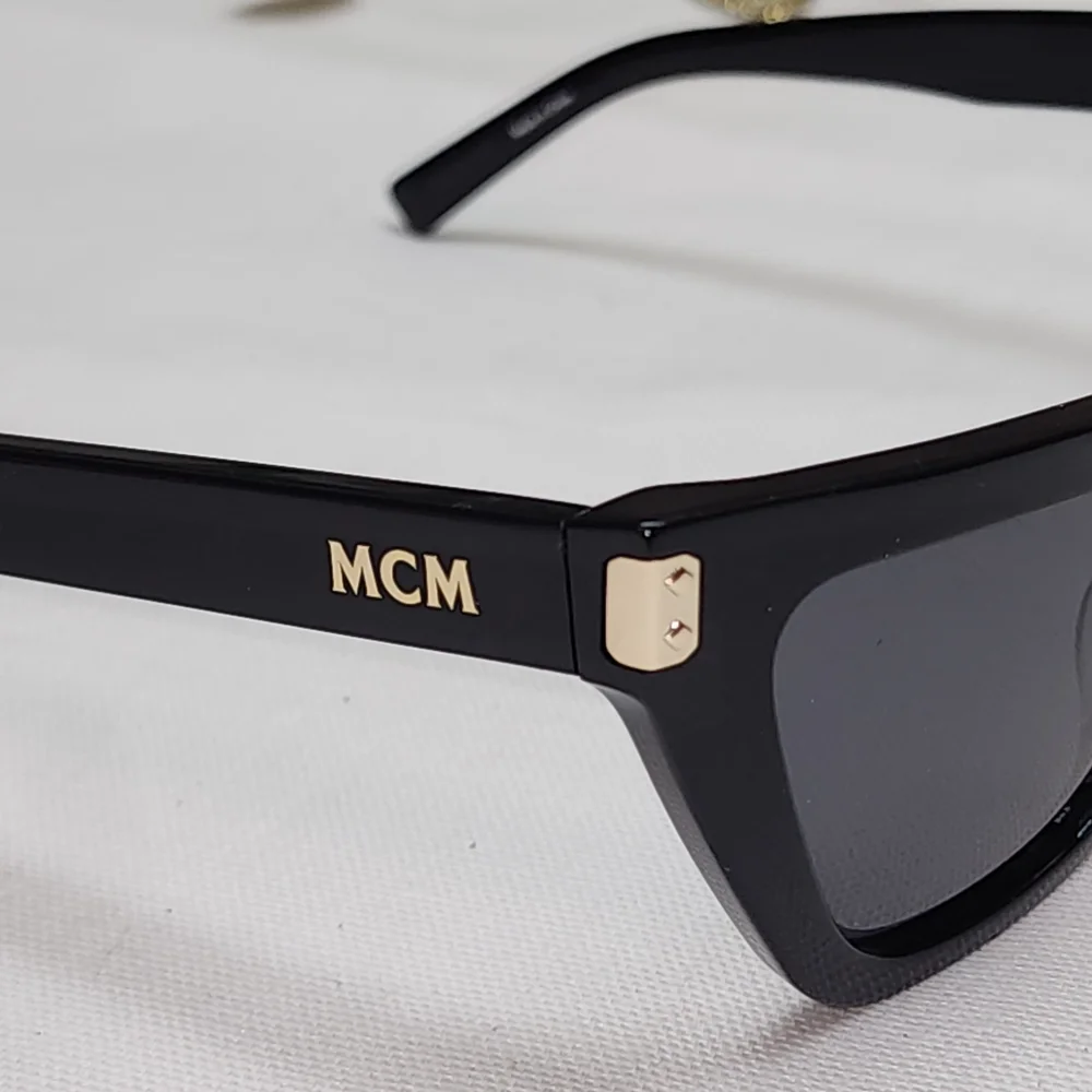 NWOT MCM WORLDWIDE SUNWEAR Sunglasses MW0010 01A With Crossbody Case